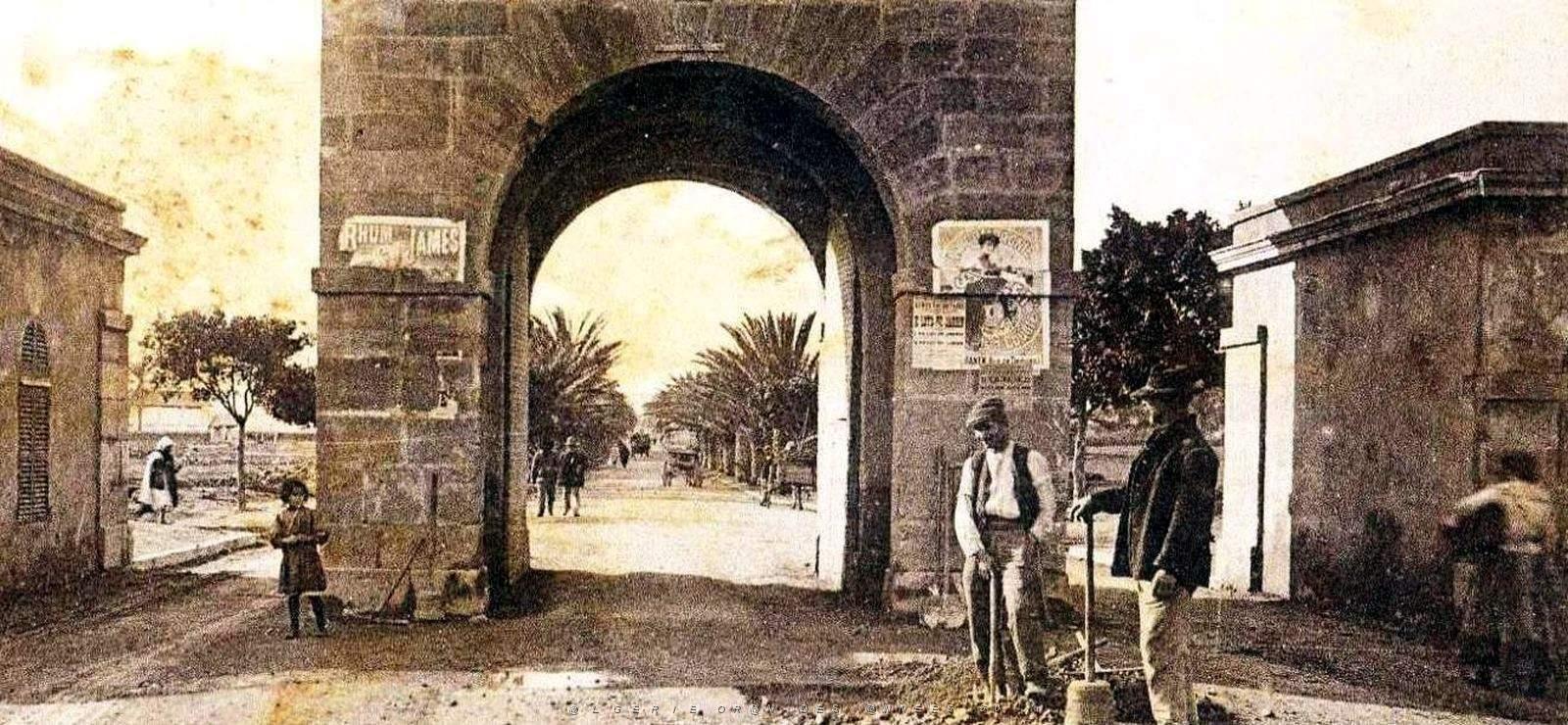 1908- Arzew - Porte d'Oran - Cantonniers au Pavage2.jpg